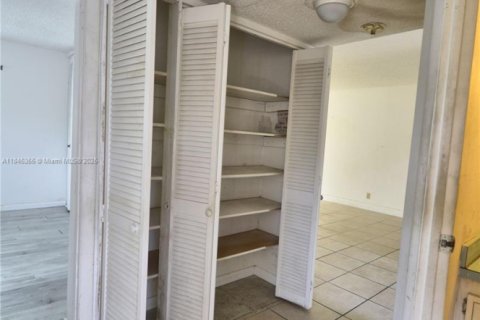 Condo in Lauderdale Lakes, Florida, 2 bedrooms  № 1840847 - photo 10