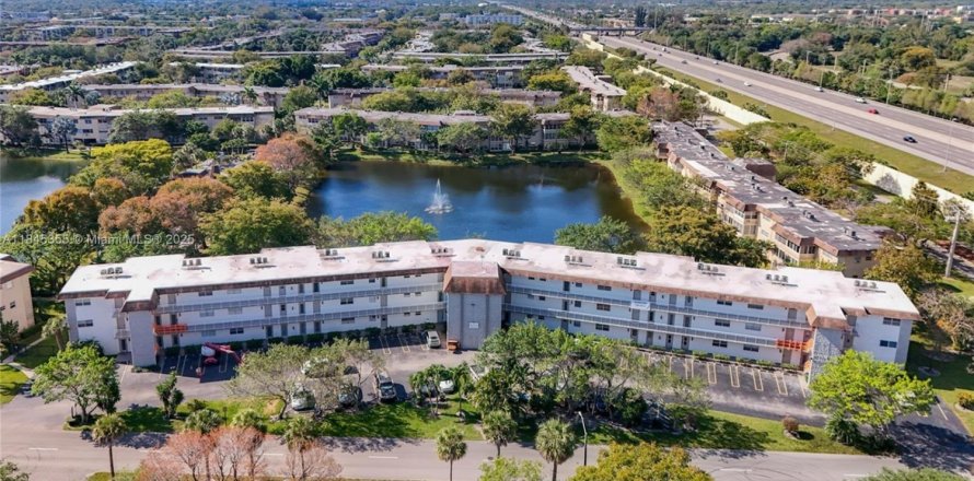 Condo in Lauderdale Lakes, Florida, 2 bedrooms  № 1840847