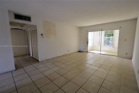 Condo in Lauderdale Lakes, Florida, 2 bedrooms  № 1840847 - photo 6