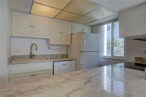 Condo in Largo, Florida, 2 bedrooms  № 1624552 - photo 10