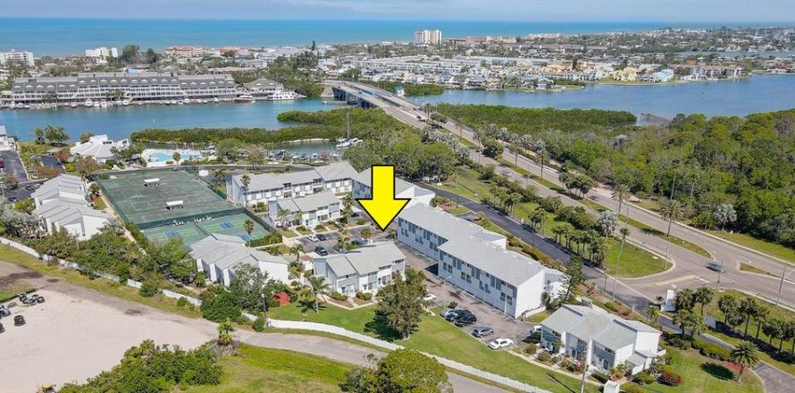 Condo in Largo, Florida, 2 bedrooms № 1624552