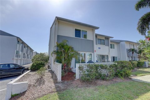 Condo in Largo, Florida, 2 bedrooms  № 1624552 - photo 25