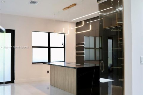 House in Miramar, Florida 4 bedrooms, 251.21 sq.m. № 2282639 - photo 15