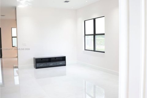 House in Miramar, Florida 4 bedrooms, 251.21 sq.m. № 2282639 - photo 5