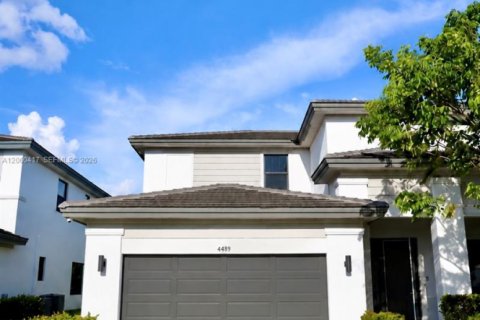 House in Miramar, Florida 4 bedrooms, 251.21 sq.m. № 2282639