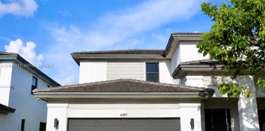 House in Miramar, Florida 4 bedrooms, 251.21 sq.m. № 2282639