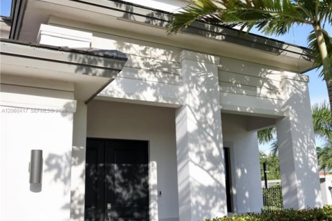 House in Miramar, Florida 4 bedrooms, 251.21 sq.m. № 2282639 - photo 2