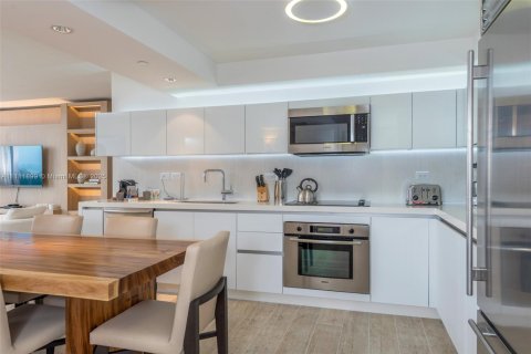 Condo in Miami Beach, Florida, 2 bedrooms  № 2022987 - photo 15