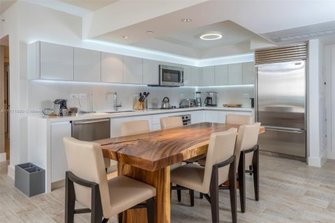 Condo in Miami Beach, Florida, 2 bedrooms  № 2022987 - photo 2