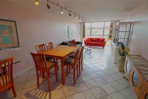 Condominio en venta en Hallandale Beach, Florida, 1 dormitorio, 74.32 m2 № 2059075 - foto 2