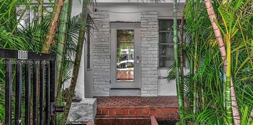 House in Miami Beach, Florida 2 bedrooms, 90.49 sq.m. № 2067850