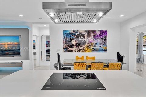 House in Miami Beach, Florida 2 bedrooms, 90.49 sq.m. № 2067850 - photo 7