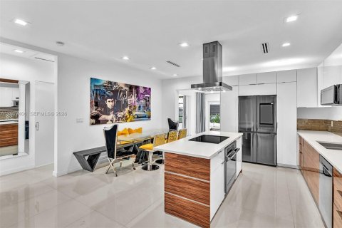 House in Miami Beach, Florida 2 bedrooms, 90.49 sq.m. № 2067850 - photo 4