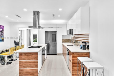 House in Miami Beach, Florida 2 bedrooms, 90.49 sq.m. № 2067850 - photo 2