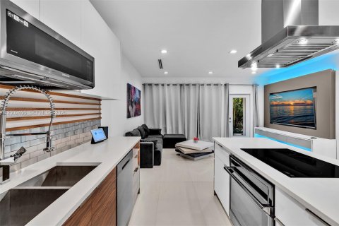 House in Miami Beach, Florida 2 bedrooms, 90.49 sq.m. № 2067850 - photo 19