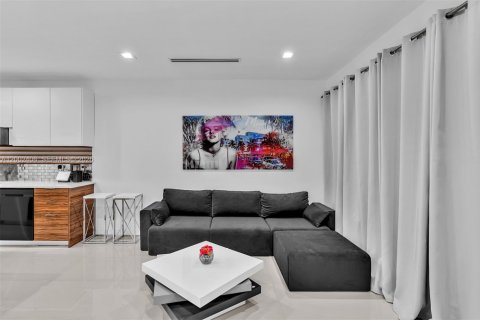 House in Miami Beach, Florida 2 bedrooms, 90.49 sq.m. № 2067850 - photo 18