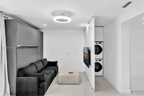 House in Miami Beach, Florida 2 bedrooms, 90.49 sq.m. № 2067850 - photo 12