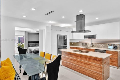 House in Miami Beach, Florida 2 bedrooms, 90.49 sq.m. № 2067850 - photo 25