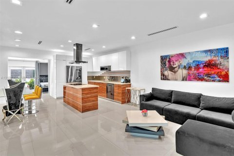 House in Miami Beach, Florida 2 bedrooms, 90.49 sq.m. № 2067850 - photo 23