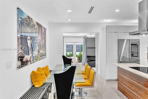 House in Miami Beach, Florida 2 bedrooms, 90.49 sq.m. № 2067850 - photo 16