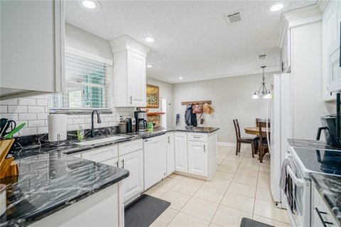 House in Summerfield, Florida 3 bedrooms, 209.22 sq.m. № 1552064 - photo 12