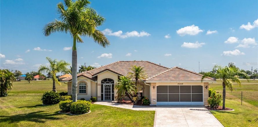 House in Punta Gorda, Florida 3 bedrooms, 174.01 sq.m. № 1214372