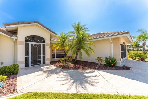 House in Punta Gorda, Florida 3 bedrooms, 174.01 sq.m. № 1214372 - photo 5