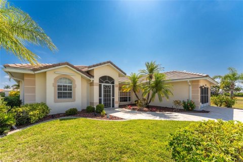 House in Punta Gorda, Florida 3 bedrooms, 174.01 sq.m. № 1214372 - photo 4
