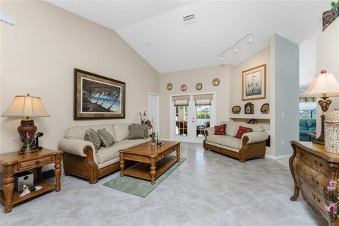 House in Punta Gorda, Florida 3 bedrooms, 174.01 sq.m. № 1214372 - photo 11