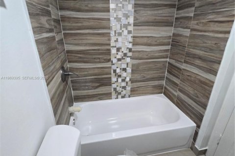 Снять в аренду кондоминиум в Хайалиа, Флорида 3 спальни, 101.26м2, № 2030507 - фото 3