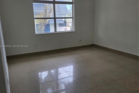 Снять в аренду кондоминиум в Хайалиа, Флорида 3 спальни, 101.26м2, № 2030507 - фото 2