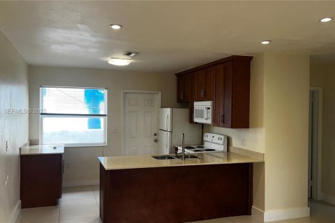 Снять в аренду кондоминиум в Майами, Флорида 2 спальни, 69.68м2, № 1986503 - фото 5