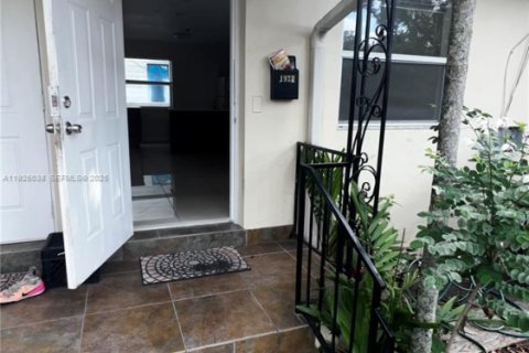 Снять в аренду кондоминиум в Майами, Флорида 2 спальни, 69.68м2, № 1986503 - фото 2