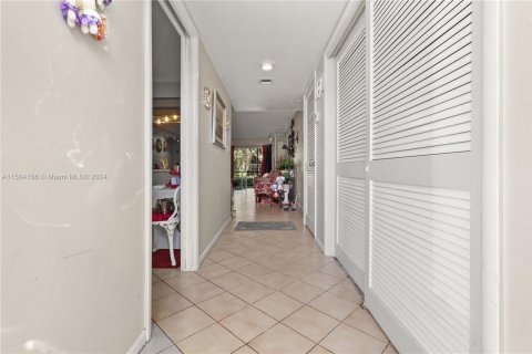 Condo in Pembroke Pines, Florida, 2 bedrooms  № 1869909 - photo 6