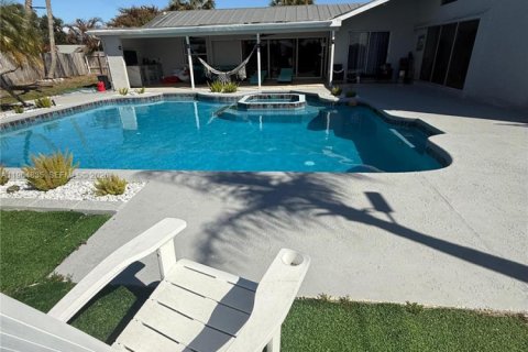 House in Port St. Lucie, Florida 3 bedrooms, 180.32 sq.m. № 2027290 - photo 2