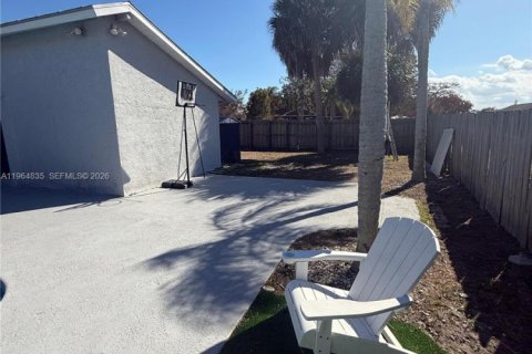 House in Port St. Lucie, Florida 3 bedrooms, 180.32 sq.m. № 2027290 - photo 26