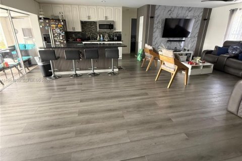 House in Port St. Lucie, Florida 3 bedrooms, 180.32 sq.m. № 2027290 - photo 12