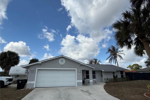 House in Port St. Lucie, Florida 3 bedrooms, 180.32 sq.m. № 2027290 - photo 18