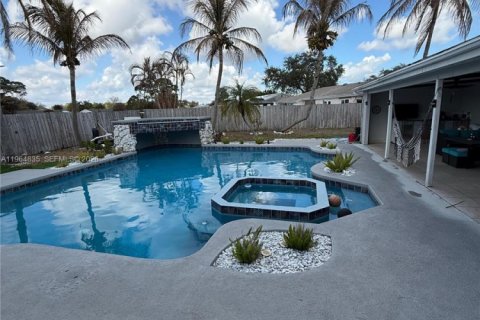 House in Port St. Lucie, Florida 3 bedrooms, 180.32 sq.m. № 2027290 - photo 3