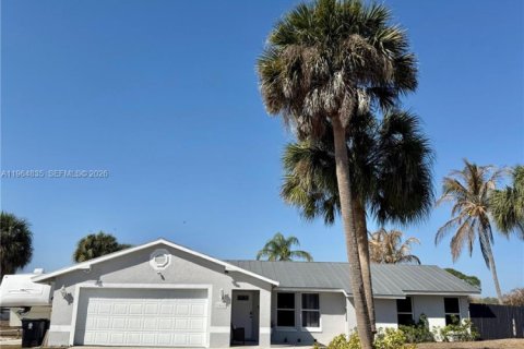 House in Port St. Lucie, Florida 3 bedrooms, 180.32 sq.m. № 2027290