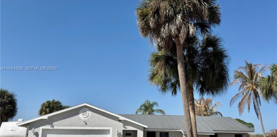 House in Port St. Lucie, Florida 3 bedrooms, 180.32 sq.m. № 2027290