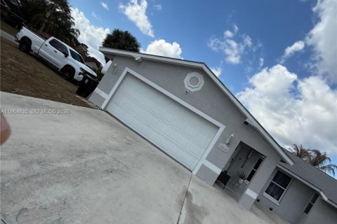 House in Port St. Lucie, Florida 3 bedrooms, 180.32 sq.m. № 2027290 - photo 30