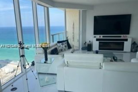 Condominio en alquiler en Sunny Isles Beach, Florida, 2 dormitorios, 132.2 m2 № 1941872 - foto 1