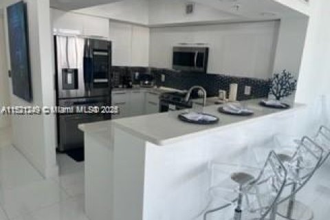 Condominio en alquiler en Sunny Isles Beach, Florida, 2 dormitorios, 132.2 m2 № 1941872 - foto 12