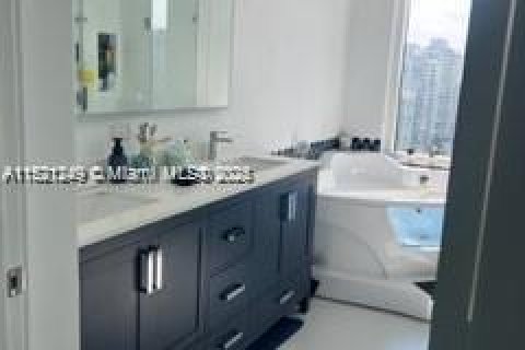 Condo in Sunny Isles Beach, Florida, 2 bedrooms  № 1941872 - photo 23