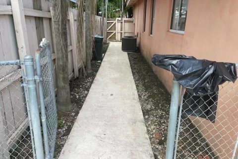 Casa en venta en Miami, Florida, 4 dormitorios, 191.75 m2 № 1967058 - foto 28