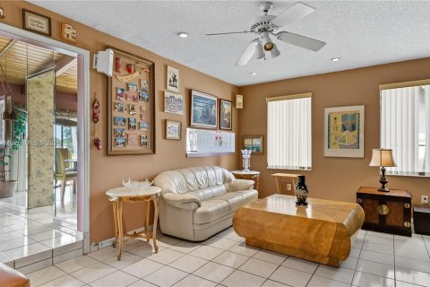 Casa en venta en Miami, Florida, 4 dormitorios, 191.75 m2 № 1967058 - foto 14