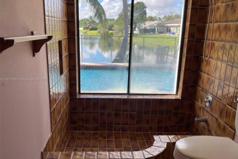 Casa en venta en Miami, Florida, 4 dormitorios, 191.75 m2 № 1967058 - foto 13