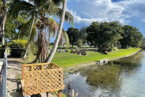 Casa en venta en Miami, Florida, 4 dormitorios, 191.75 m2 № 1967058 - foto 4