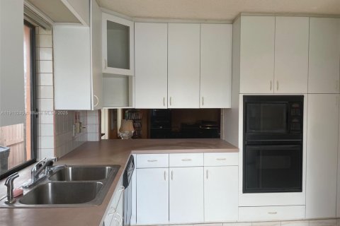 Casa en venta en Miami, Florida, 4 dormitorios, 191.75 m2 № 1967058 - foto 18